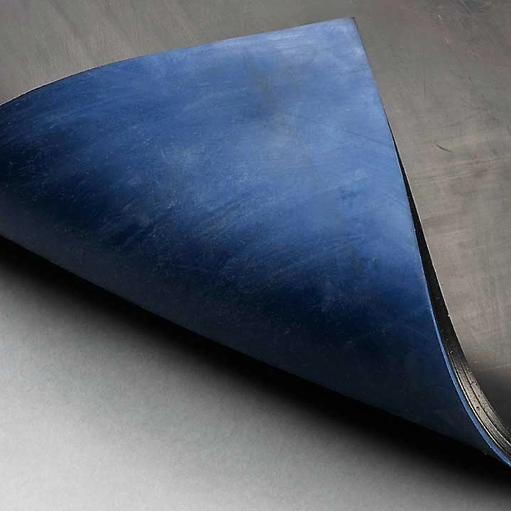 Caoutchouc d'usure avec couche adhésive