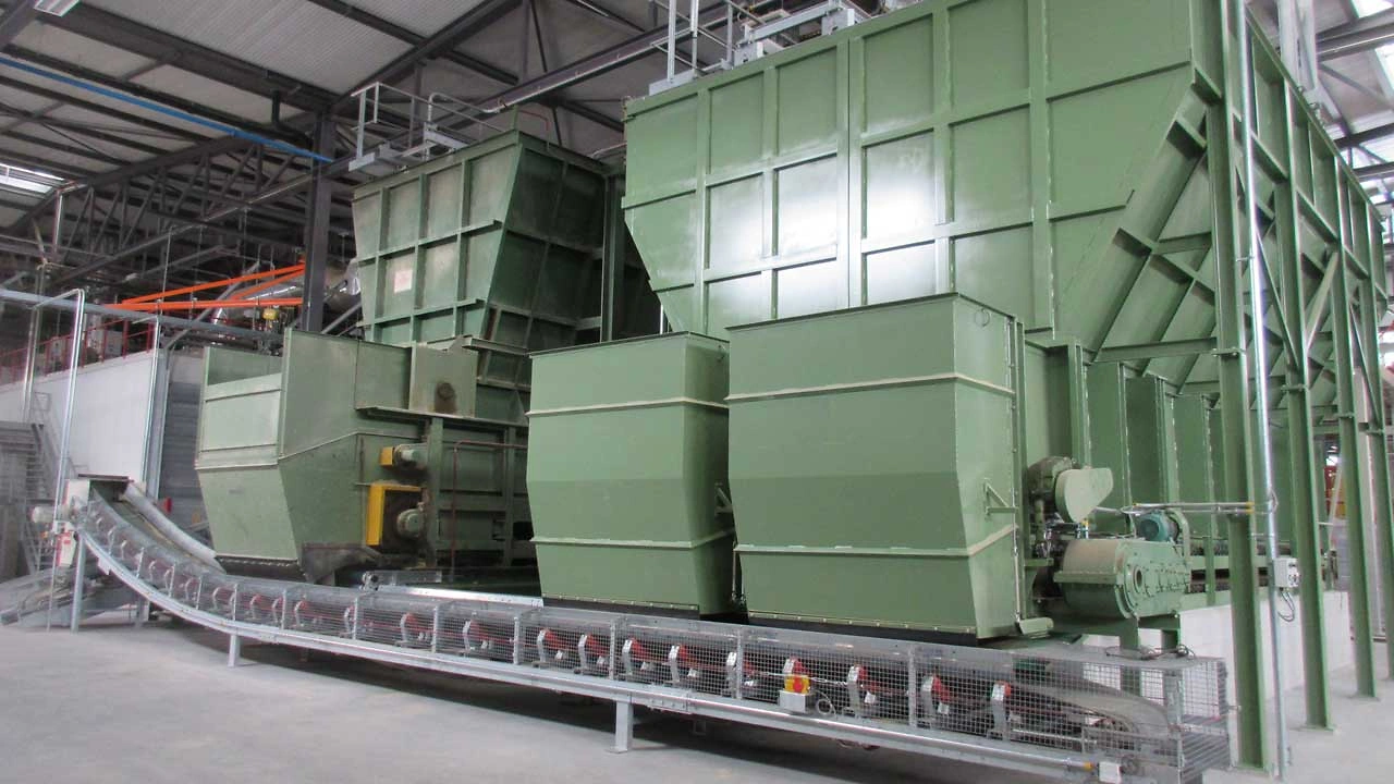 Frei Foerdertechnik Ziegelei Lauper AG Uebergabe Plattenbaender auf Foerderbaender